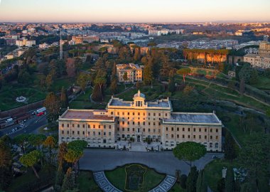 Sabahleyin Aziz Peter Katedrali 'nin kubbesinden Vatikan ve Roma manzarası