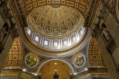 Vatikan, Roma, İtalya - 7 Ocak 2020. Vatikan 'daki Aziz Peter Katedrali' nin içi. Katedral dünyanın en büyük ve en ünlü katolik kilisesidir..