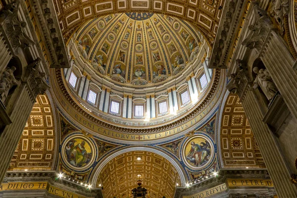 Vatikan, Roma, İtalya - 7 Ocak 2020. Vatikan 'daki Aziz Peter Katedrali' nin içi. Katedral dünyanın en büyük ve en ünlü katolik kilisesidir..