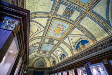 Vatikan, İtalya - 4 Ocak 2020. Vatikan Müzesi 'nin Tavanı. Müze dünyanın en ünlü seyahat sıkıntılarından biridir..