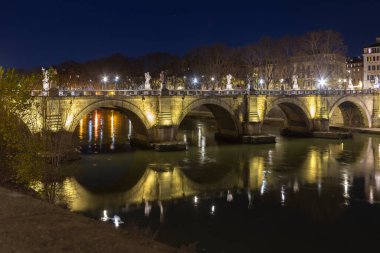 Roma, İtalya 'daki Aziz Meleklerin köprüsüne gece görüşü
