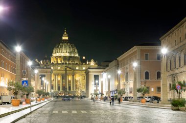 Geceleri Vatikan 'daki Aziz Peter Katedrali. Katedral dünyanın en ünlü seyahat sıkıntılarından biri ve en büyük katolik kilisesidir.