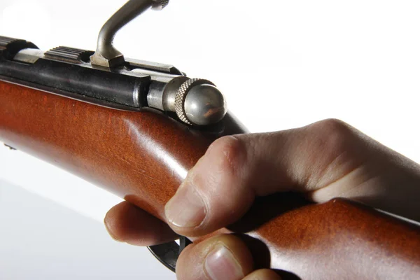 Close Homem Mão Segurando Rifle Apontando Isolado Fundo Branco — Fotografia de Stock