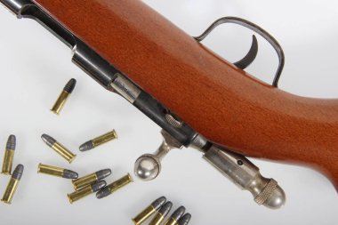 tüfek ve beyaz arka plan üzerinde izole mermi yakın çekim