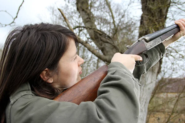 Zbliżenie Hunter Młoda Kobieta Celem Jego Pistolet Polu — Zdjęcie stockowe