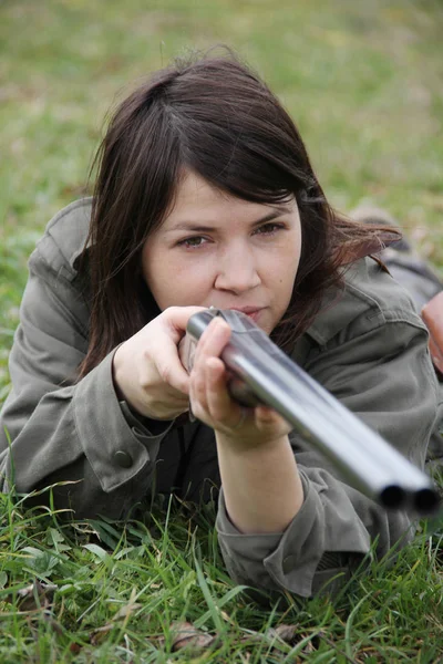 Close Uma Jovem Caçadora Apontando Sua Arma Campo — Fotografia de Stock