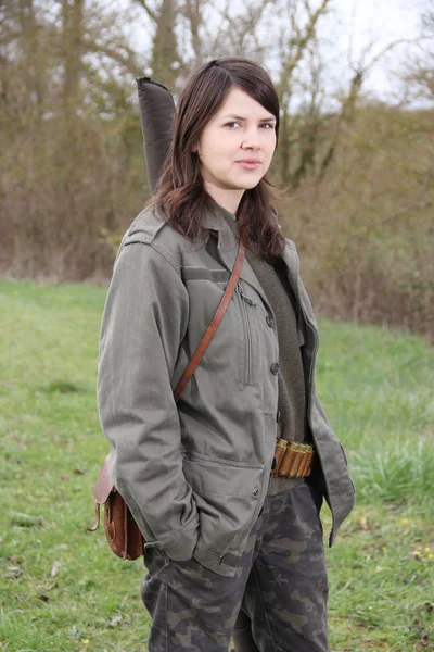 Wesoły Młoda Kobieta Hunter Trzyma Jej Zbliżenie Pistolet — Zdjęcie stockowe