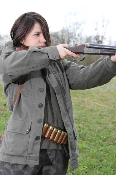 Zbliżenie Hunter Młoda Kobieta Celem Jego Pistolet Polu — Zdjęcie stockowe