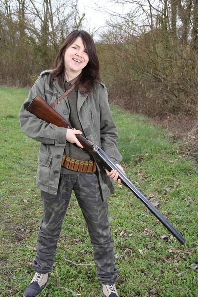 Wesoły Młoda Kobieta Hunter Trzyma Jej Zbliżenie Pistolet — Zdjęcie stockowe