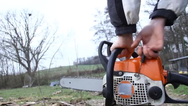 Homme Qui Démarre Tronçonneuse Prépare Travailler — Video