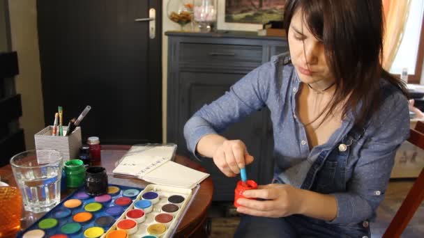 彼女のスタジオに赤い絵の具を混合女性アーティスト — ストック動画