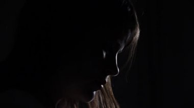 düşük ışıkta onun işyerinde konsantre kadın sanatçının yakın çekim