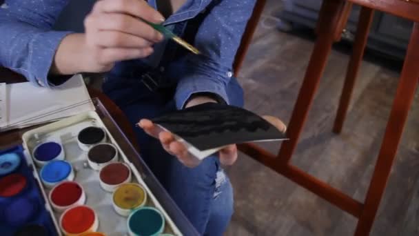 絵画紙の女性画家の手のクローズ アップ — ストック動画