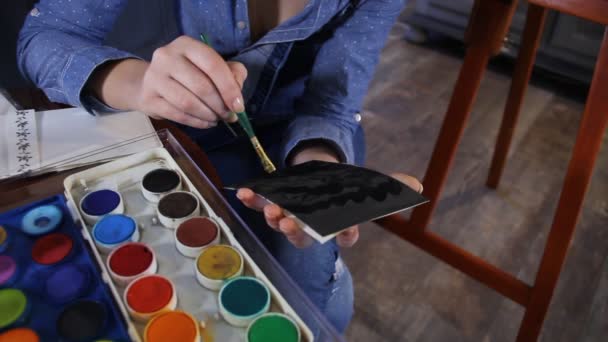 Kadın Ressam Boyama Bir Kağıt Üzerinde Kapat — Stok video