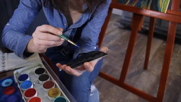 Nahaufnahme Einer Malerin Beim Malen Auf Papier — Stockvideo