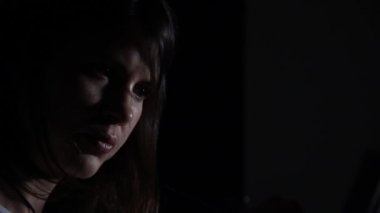 düşük ışıkta onun işyerinde konsantre kadın sanatçının yakın çekim