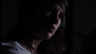 düşük ışıkta onun işyerinde konsantre kadın sanatçının yakın çekim