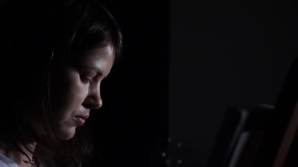 Primo Piano Artista Donna Concentrata Suo Lavoro Condizioni Scarsa Illuminazione — Video Stock