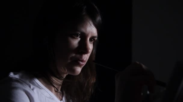 Primo Piano Artista Donna Concentrata Suo Lavoro Condizioni Scarsa Illuminazione — Video Stock