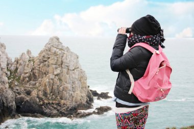 Dürbün, kalem Hir cape Fransa'da muhteşem manzaraya bakarak Genç caucassian kadın.