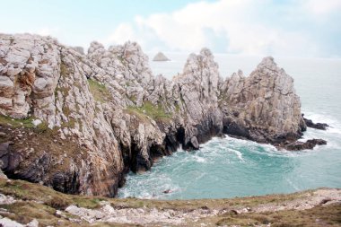Fransızca Brittany, Fransa kalem Hir pelerinle. Atlantik Okyanusu, yüksek kayalıklarla.