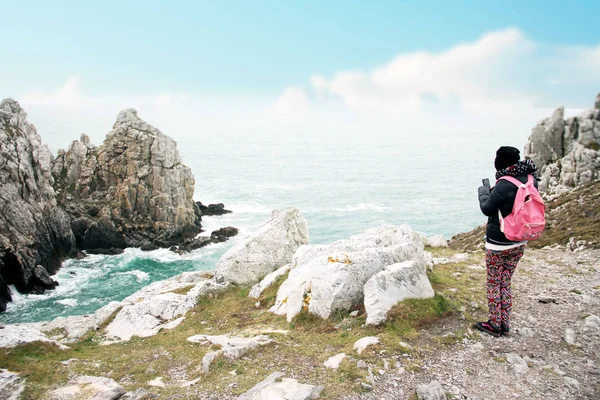 Жінка Туристичних Зйомки Фотографій Смартфон Мисі Перо Hir Півострові Crozon — стокове фото