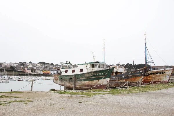 在大西洋 法国废弃的老锈迹斑斑的渔船 — 图库照片