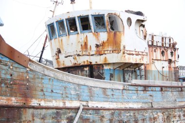 Atlantik Okyanusu, Fransa, karada terk edilmiş eski paslı balıkçı tekneleri