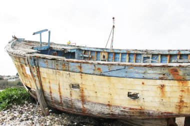 Atlantik Okyanusu, Fransa, karada terk edilmiş eski paslı balıkçı tekneleri