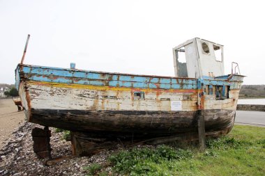 Atlantik Okyanusu, Fransa, karada terk edilmiş eski paslı balıkçı tekneleri