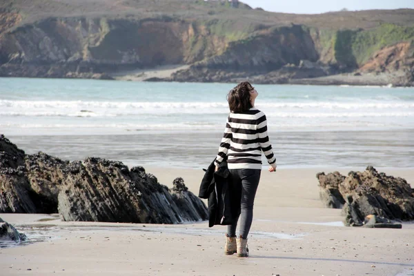 Jeune Femme Sur Une Plage Bretagne Française Par Une Belle — Photo