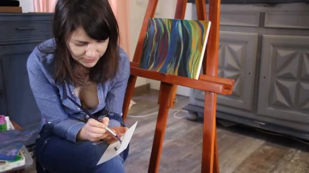Vrolijke Jongedame Kunstenaar Schilder Haar Atelier Schilderen Met Acrylverf Papier — Stockvideo