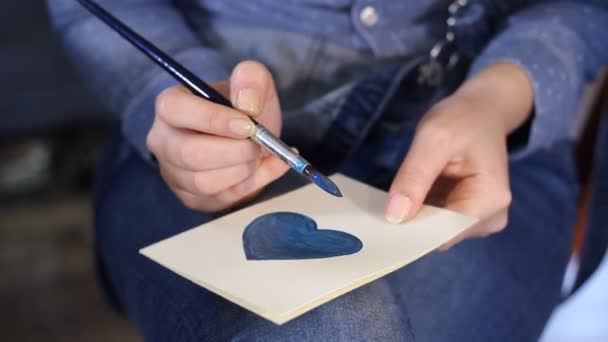 特写镜头的女艺术家手画在明信片上的蓝色心脏 — 图库视频影像