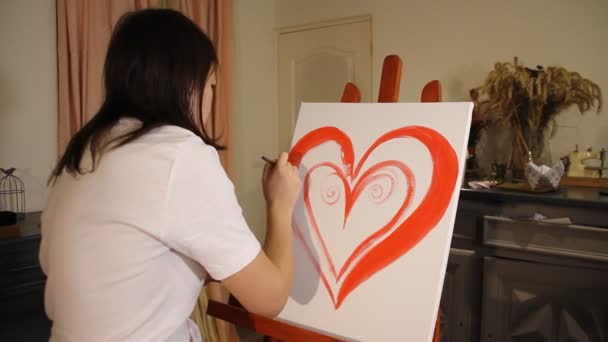 Ung Kvinna Konstnären Målar Ett Rött Hjärta Med Akrylfärg Vit — Stockvideo
