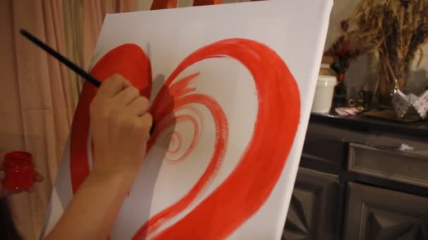 Primer Plano Del Artista Pintando Mano Corazón Rojo Sobre Lienzo — Vídeo de stock