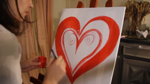 Jeune Femme Artiste Peignant Coeur Rouge Avec Peinture Acrylique Sur — Video