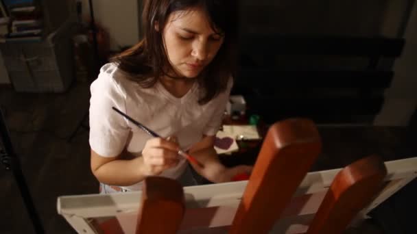 Mujer Artista Pintor Pintura Caballete Estudio Arte Con Pincel Suave — Vídeos de Stock