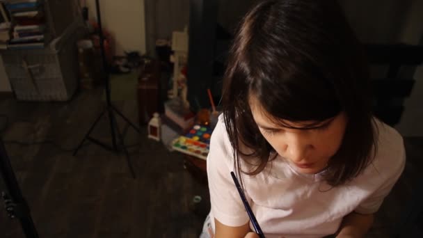 예술가 그녀의 스튜디오에이 부드러운 아크릴 페인트 위에서 — 비디오