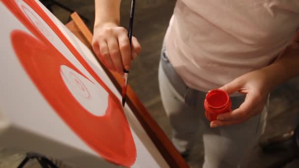 イーゼルにキャンバスに赤いハートを絵画アーティストの手のクローズ アップ — ストック動画