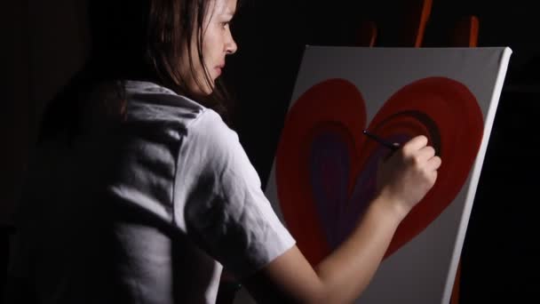 Artista Donna Pittura Una Tela Nel Suo Studio Notte — Video Stock