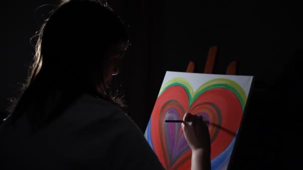 Artiste Femme Peinture Sur Toile Dans Son Atelier Dans Nuit — Video