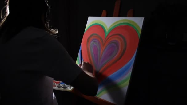 예술가 어두운 검정색 배경에서 그녀의 스튜디오에서이 젤에는 그림의 클로즈업 — 비디오