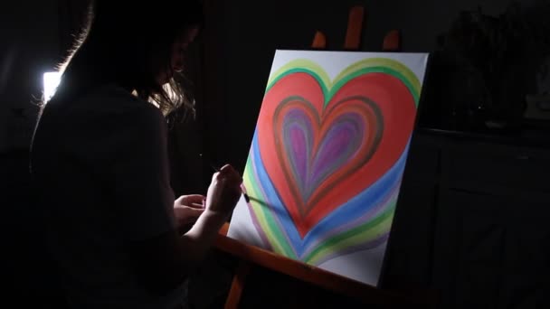 Primo Piano Artista Donna Pittura Grande Cuore Rosso Sul Cavalletto — Video Stock