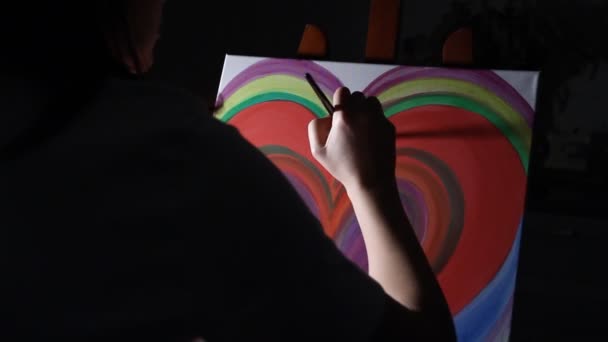 Zblízka Kreslířce Malování Velké Červené Srdce Stojanu Jejím Ateliéru Tmavě — Stock video