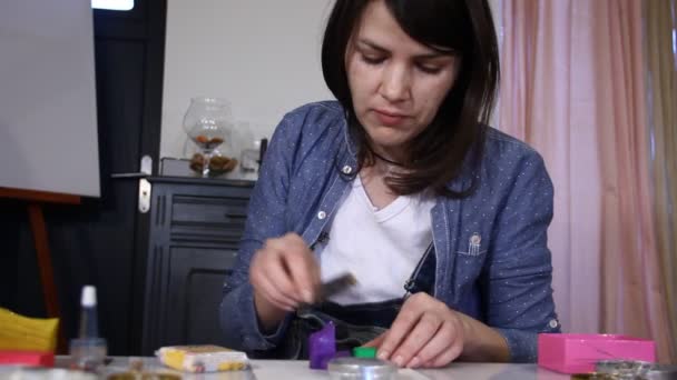 妇女创造手工珠宝从聚合物粘土在她的工作室 — 图库视频影像