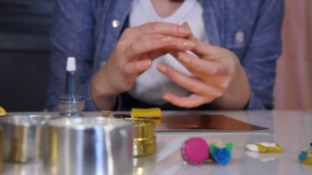 Nahaufnahme Kunsthandwerkerin Fertigt Handgefertigten Schmuck Aus Fimo Auf Dem Tisch — Stockvideo