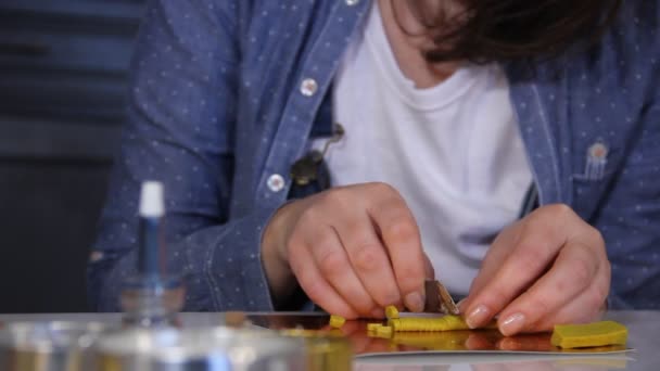 彼女のスタジオのテーブルにポリマー粘土の手作りジュエリーを作成する熟練した女性アーティストを閉じる — ストック動画