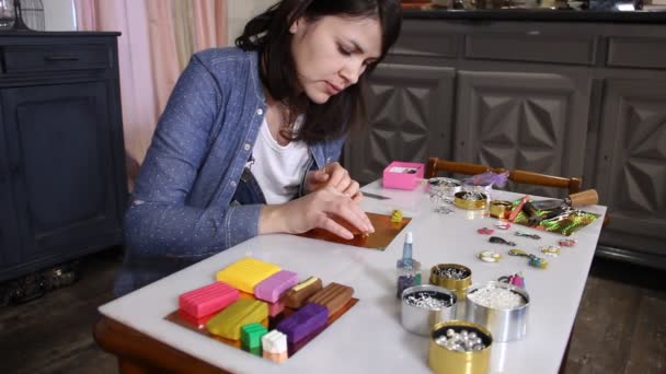 Kobieta Tworzenie Ręcznie Wykonana Biżuteria Modeliny Jej Studio — Wideo stockowe