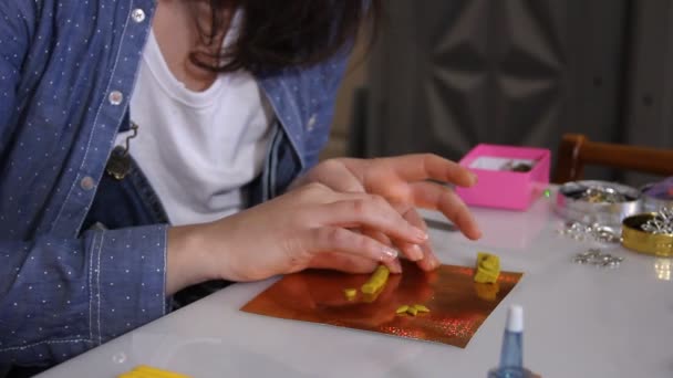 Vicino Abile Artista Donna Creando Gioielli Fatti Mano Argilla Polimerica — Video Stock