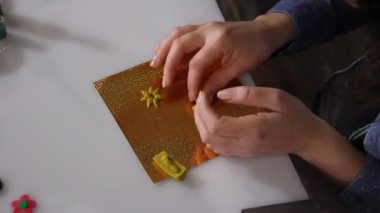 El yapımı takı polimer Clay onu studio tablo oluşturma yetenekli kadın sanatçı kapatın.